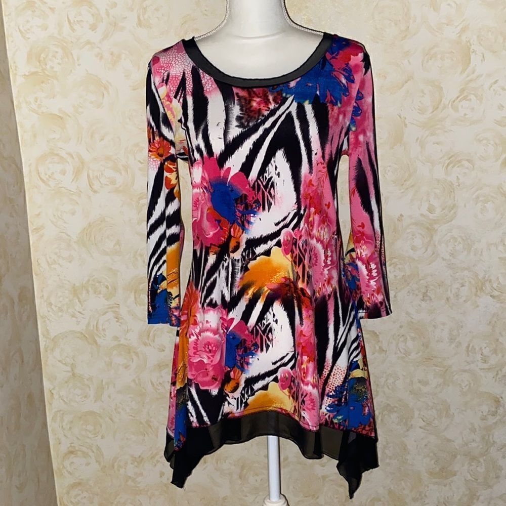 Investments Stunning Tunic Top! 
